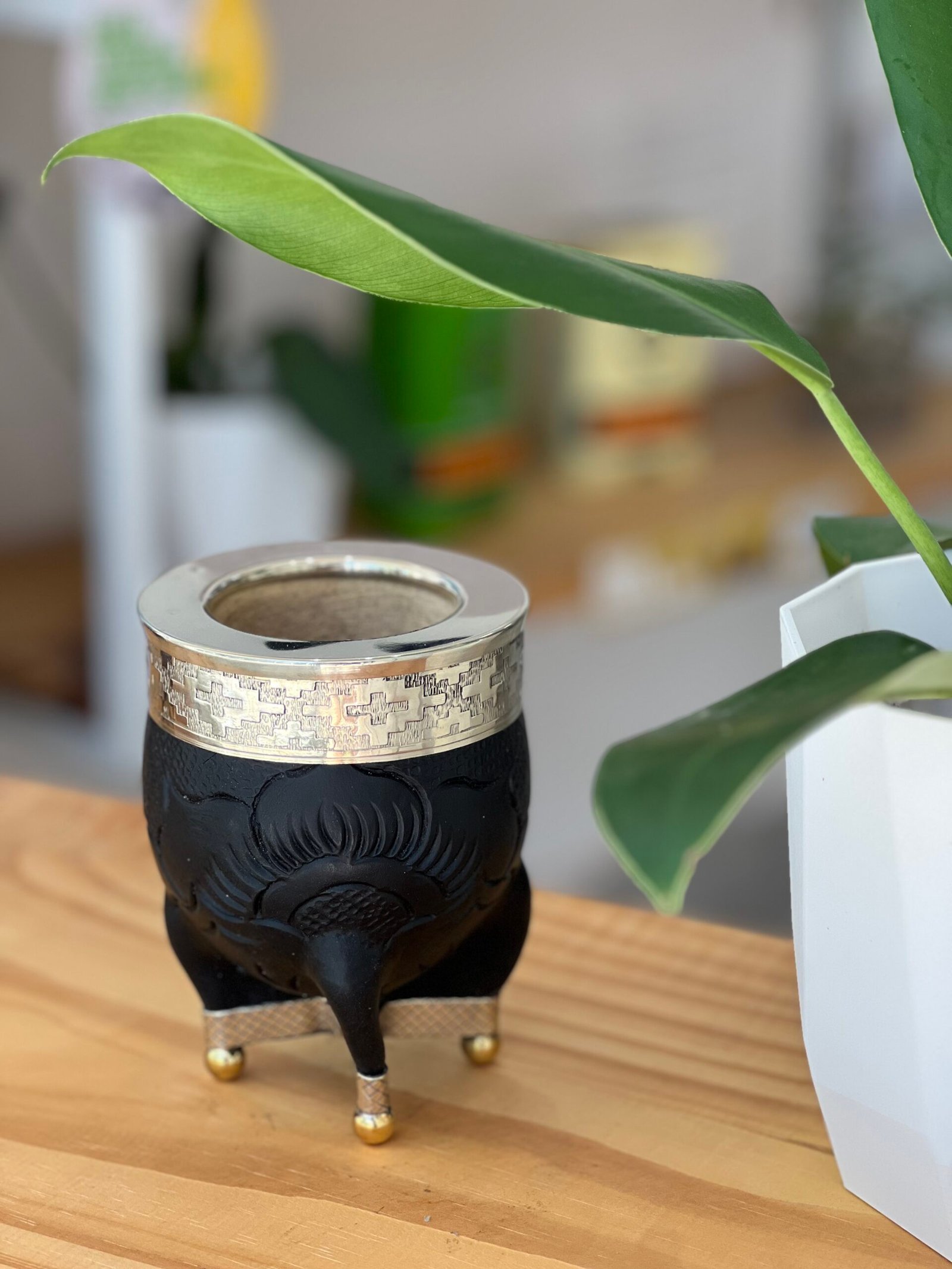 Imperial cuero repujado con base de alpaca