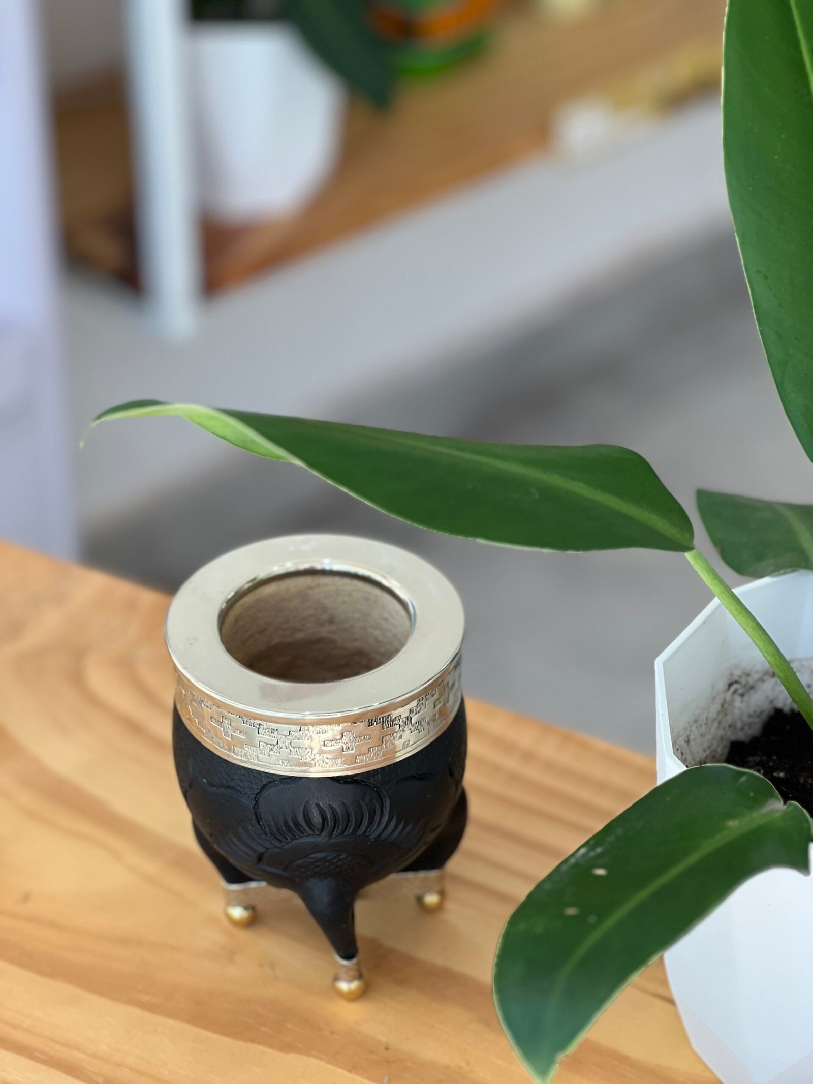 Imperial cuero repujado con base de alpaca - Imagen 2